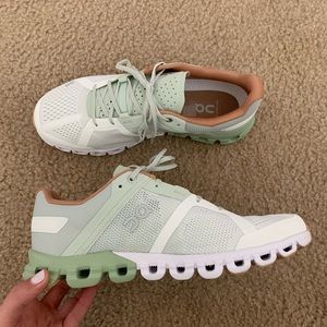 On cloudflow running shoe